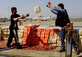 Albanie: déchargement de denrées alimentaire d'un avion arrivé de Suisse