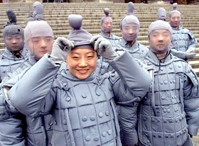 Acrobates chinois prsentant  Berlin des costumes de l'ancienne arme impriale, octobre 2000