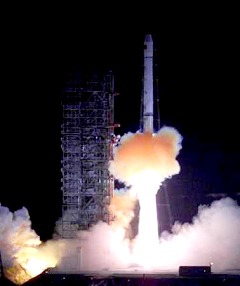 Lancement par une fuse Longue marche 3 du premier satellite chinois de positionnement, 31 octobre 2000
