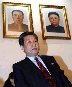 Ambassadeur nord-coren en Chine, sous les portaits de Kim Il-Sung et Kim Jong-Il