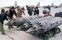 Paniers lance-roquettes en préparation, base aérienne de Mozdok, 17.11.99