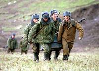 Soldats russes portant des munitions sur leurs positions, au sommet d'une colline près de Bamout, 4.11.99