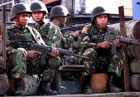 Patrouille de l'armée indonésienne à Aceh, 5.4.2001