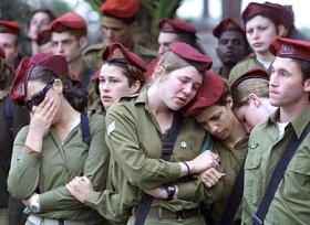 Soldats féminins israéliens durant un enterrement