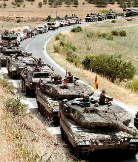 Le détachement allemand, chars Leopard en tête, sur la route de Prizren