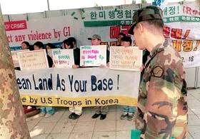 Manifestation  la base amricaine de Wongsan, Core du Sud, le 10 octobre dernier