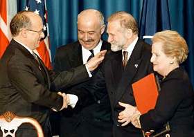 Historique: Pologne, République tchèque et Hongrie deviennent membres de l'OTAN - cérémonie officielle à Independence, dans le Missouri, avec la secrétaire d'Etat Madeleine Albright et les ministres des Affaires étrangères des trois pays