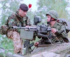 Exercice Ulan Eagle 98: un soldat polonais explique à son homologue britannique le fonctionnement de la mitr du char de cbt MT-91