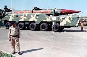 Missile balistique pakistanais Shaheen expos lors d'un salon de l'armement  Karachi, novembre 2000