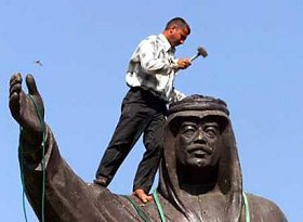 Statue de Saddam Hussein à Kirkour, 10.4.03