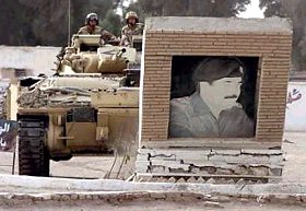 Warrior et portrait de Saddam Hussein à Bassorah, 23.3.03