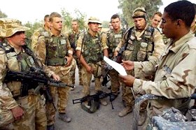 Briefing d'un interprète à des soldats britanniques près de Bassorah, 6.4.03