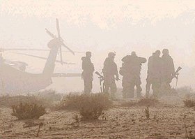 Soldats de la 101e prêts à embarquer dans un Black Hawk