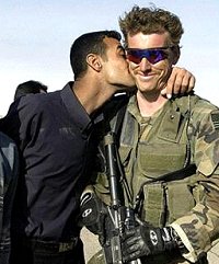 Soldat US embrassé par un Irakien