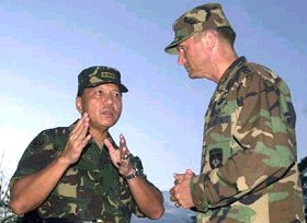 Lieutenant-gnral philippin General Narciso Abaya et colonel amricain Douglas Lengenfelder