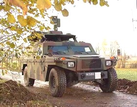 Le nouveau véhicule pour commandant de tir d'artillerie, avec les capteurs déployés