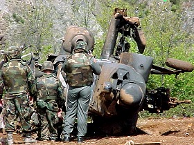 Hélicoptère AH-64A Apache, suite à un crash en Albanie, le 27 avril 1999