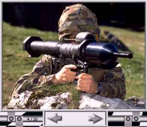 Extrait du CD-ROM: photo d'un fusilier prêt à tirer une cartouche d'exercice avec son Panzerfaust