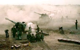 Pièces d'artillerie chinoises durant un exercice impliquant plus de 10'000 hommes dans la province de Yanshan, octobre 2000