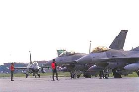 Sur la base italienne d'Aviano, les F-16 de l'OTAN sont prêts