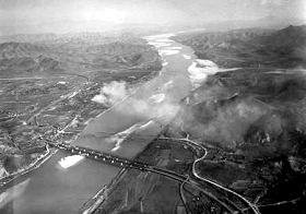Le fleuve Natkong à la hauteur de Waegwan, dont les 2 ponts sont ici détruits