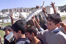 Enfants palestiniens avec les restes d'un missile TOW dans le camp de Jénine, 12.4.02