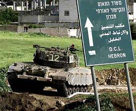 Eléments blindés israéliens près d'Hebron, 7.4.02
