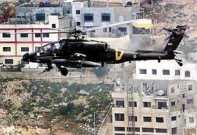 Hélicoptère de combat Apache au-dessus de Naplouse, 7.4.02
