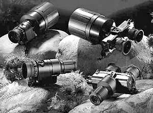 Les intensificateurs de lumière résiduelle produits par Leica: de haut en bas, de gauche à droite: le monoculaire 3x - non retenu par l'armée suisse -, le binoculaire 3x, le monoculaire 1x et le binoculaire 1x choisi en version lunettes