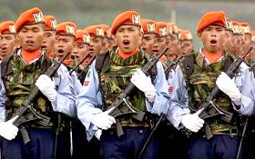 Défilé de l'armée indonésienne à Jakarta, 9.4.2001
