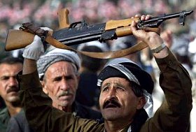 Irakien brandissant une AK-47