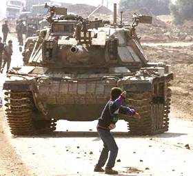 Lanceur de pierres palestinien face  un char isralien