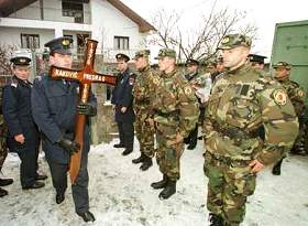 Les enterrements, ici celui d'un policier serbe tué fin janvier, rythment les journées au Kosovo