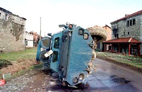 Véhicule blindé de la police serbe détruit au Kosovo par l'UCK, janvier 1999