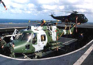 Hélicoptère Lynx sur le pont du HMS Invincible