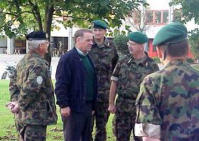 Swiss Raid Commando 99: visite du Conseiller fédéral Adolf Ogi et du divisionnaire Weber, chef de l'OFARC, ici avec le commandant de le div camp 2 le divisionnaire Jaccard