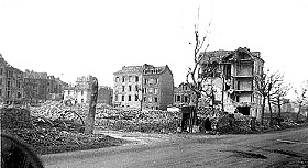 Destructions de la guerre: une vue de Brest en août 1994