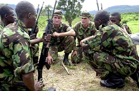 Les Forces armées britanniques font déjà face à plusieurs engagements, comme ici en Sierra Leone