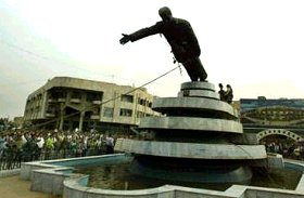 Chute de la statue de Saddam Hussein à Karbala, 6.4.03
