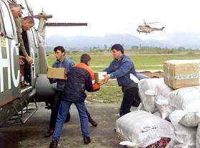 Albanie: déchargement de denrées alimentaire d'un hélicoptère Super Puma