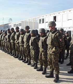 Soldats suisses de la Swisscoy à l'appel, Suva Reka, Kosovo (photo DDPS)
