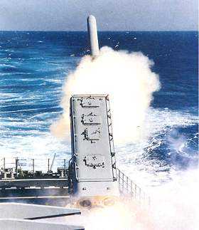 Lancement d'un missile de croisière Tomahawk par le destroyer USS Arleigh Burke