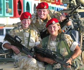 Soldats féminins britanniques en patrouille à Bassorah