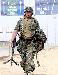 Marine sur une autoroute en Irak