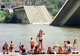 Frappe chirurgicale: vue d'un pont sur la Danube détruit par l'OTAN à Novi Sad, Yougoslavie, juillet 1999