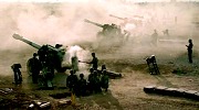 Pièces d'artillerie chinoises durant un exercice impliquant plus de 10'000 hommes dans la province de Yanshan, octobre 2000