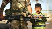 Soldat britannique et enfant irakien
